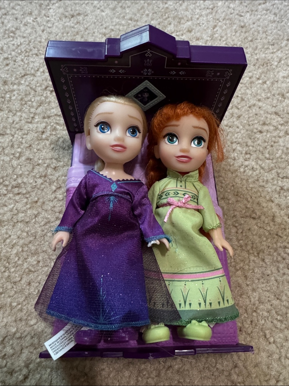 Frozen 2 Anna and Elsa Petite Dolls Lullaby Playset